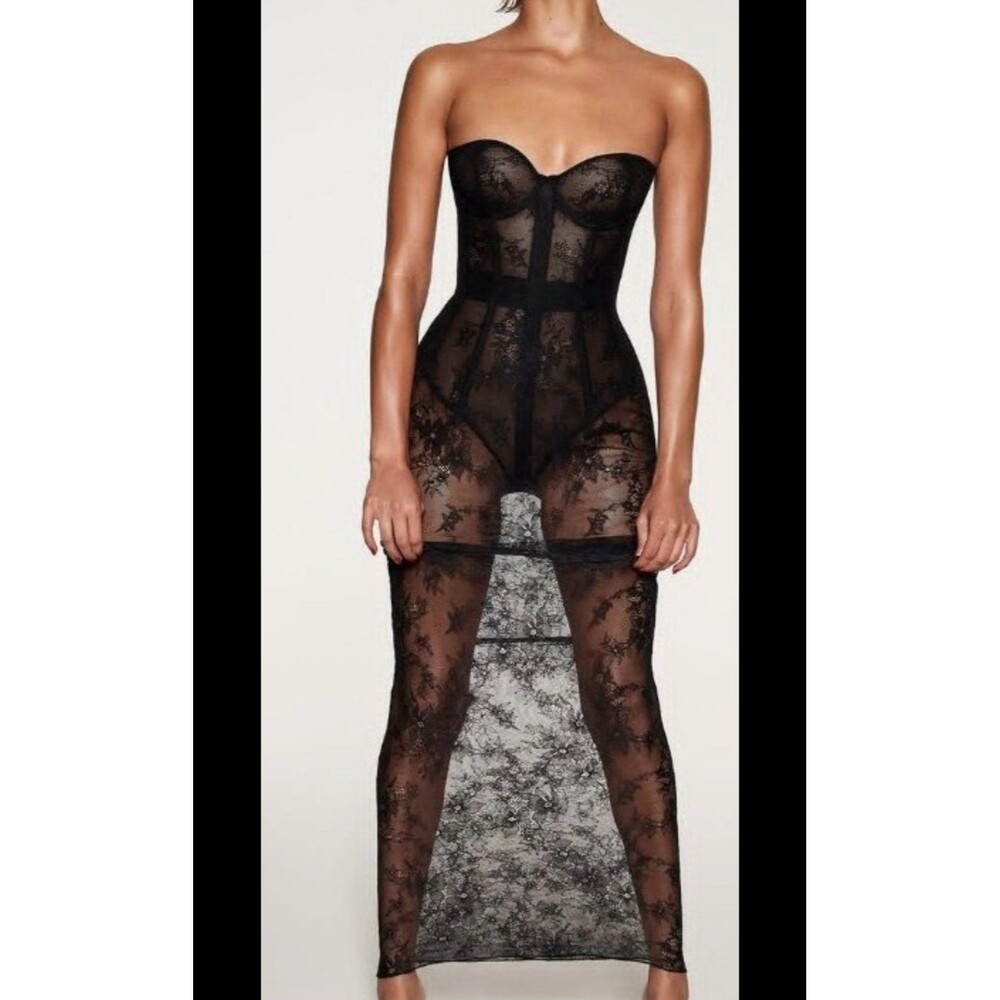 Skims Ultra Fine Lace Strapless Corset Long Dress  Size Medium NWT